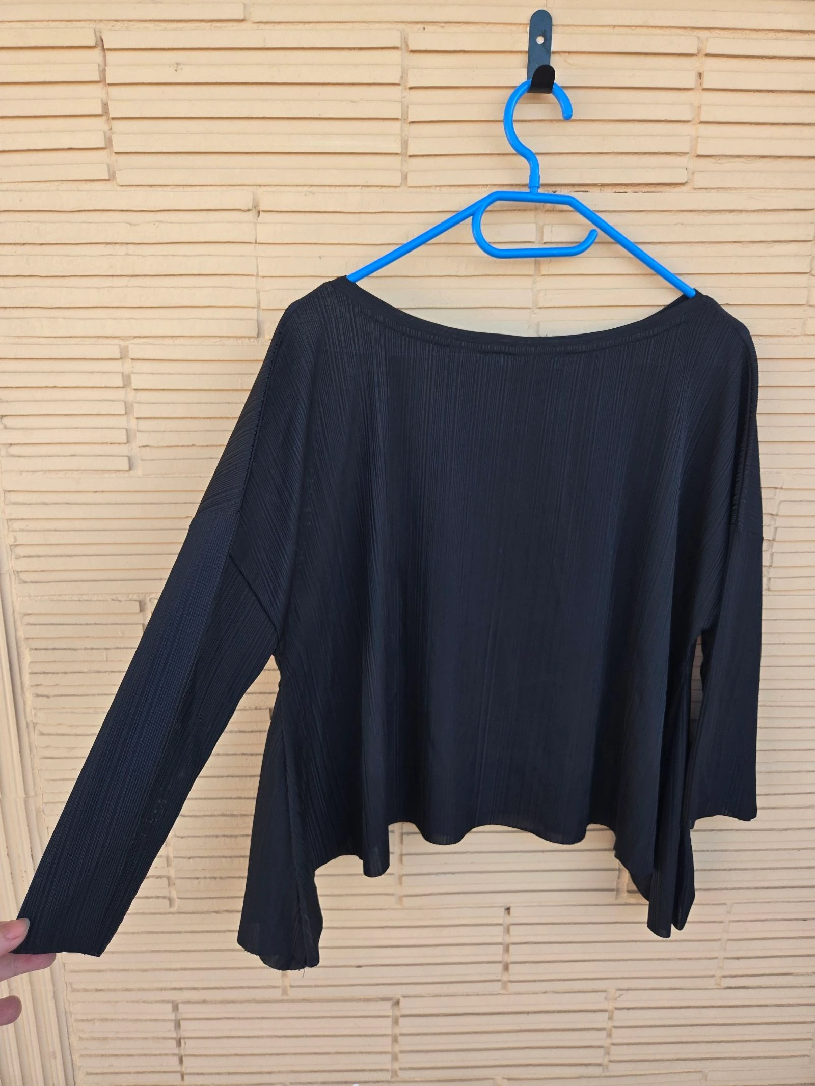 Suéter preto com efeito evasé – photo 5